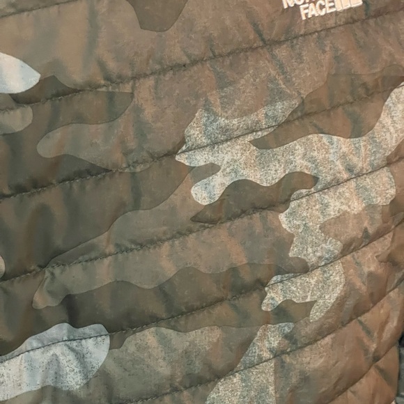 The North Face xlg girls size 18 Black and Gray Camouflage Ski Jacket reversible - Picture 15 of 16